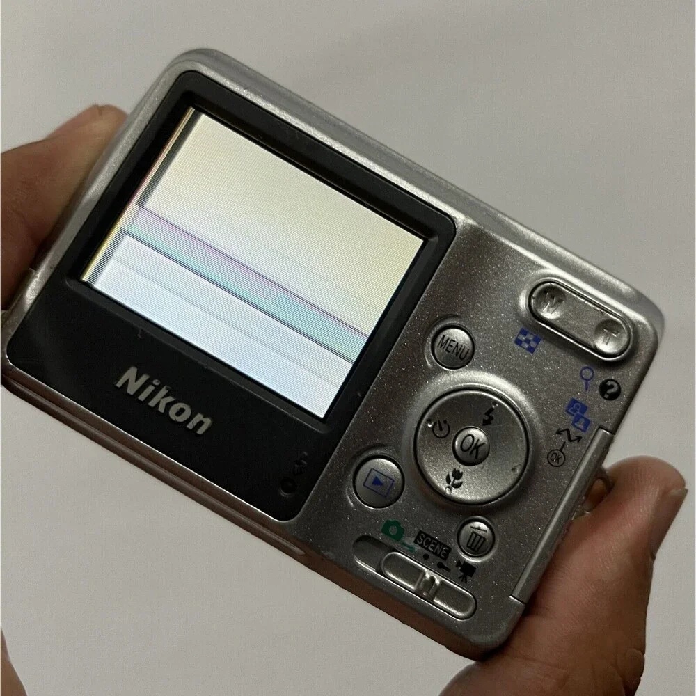 Nikon Coolpix L3 5.1MP Digital Camera 3x Optical Zoom PARTS REPAIR TURNS ON
